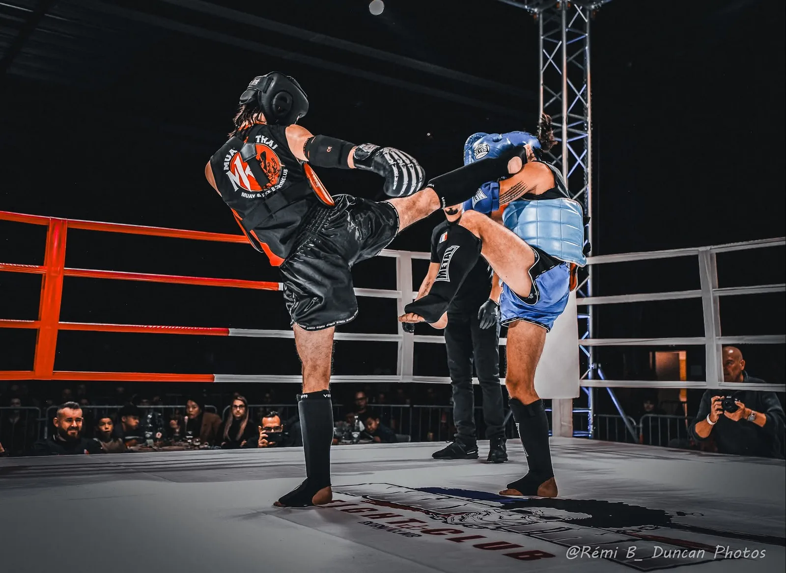 Coup de pied lors d'un gala de muay thaï