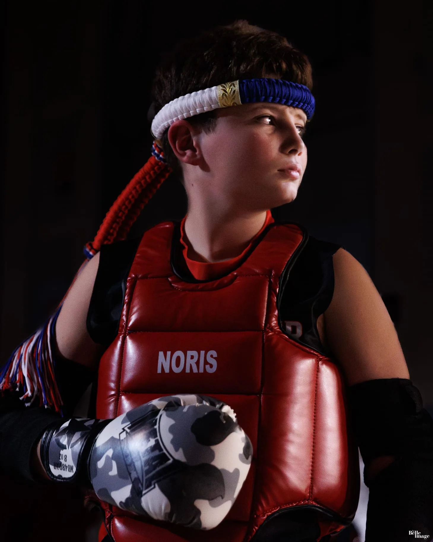 Jeune compétiteur en plastron rouge avant son combat